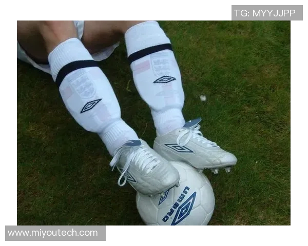 足球场上佩戴袜套的球星们展现独特个性与球场风采